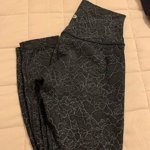 Cropped lululemon leggings-flower/lace pattern